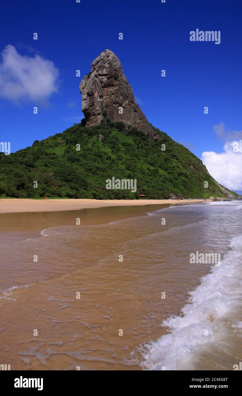 Brésil Pernambuco État 'Fernando de Noronha' Réserve naturelle de l'île - 'Moro do Pico' et belle plage déserte. Patrimoine mondial de l'UNESCO. Banque D'Images