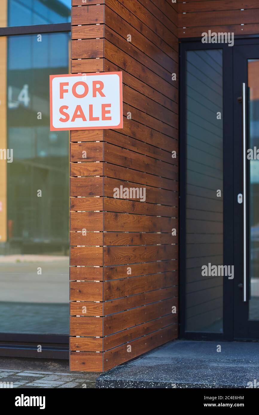 Image de l'écriteau à vendre accrochée au mur de la maison moderne Banque D'Images