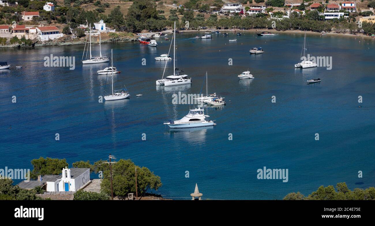 Île de Kea, Tzia, Grèce. De nombreux yachts de luxe de couleur blanche, des bateaux ancrés à la baie d'Otzias au milieu de la mer bleue calme. Village, nature, plage de sable Banque D'Images