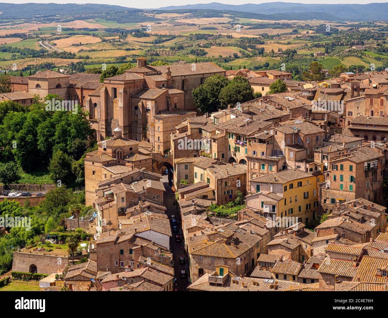 Vue aérienne sur les toits en terre cuite de Sienne, Italie. Banque D'Images