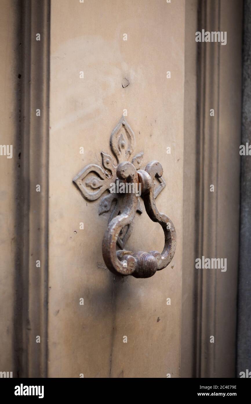 Ancienne poignée en bronze ou en métal sur une porte avant en bois. Poignée  d'entrée ancienne élégante sur la porte fermée. Vue latérale Photo Stock -  Alamy