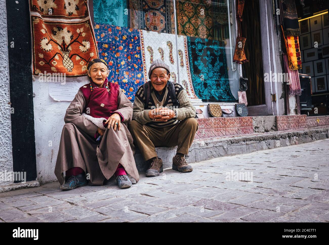 Leh , région du Ladakh , Inde - 20 août 2016 : les anciens Ladakhi couple vendeurs de tapis assis dans la rue à Leh, Inde Banque D'Images