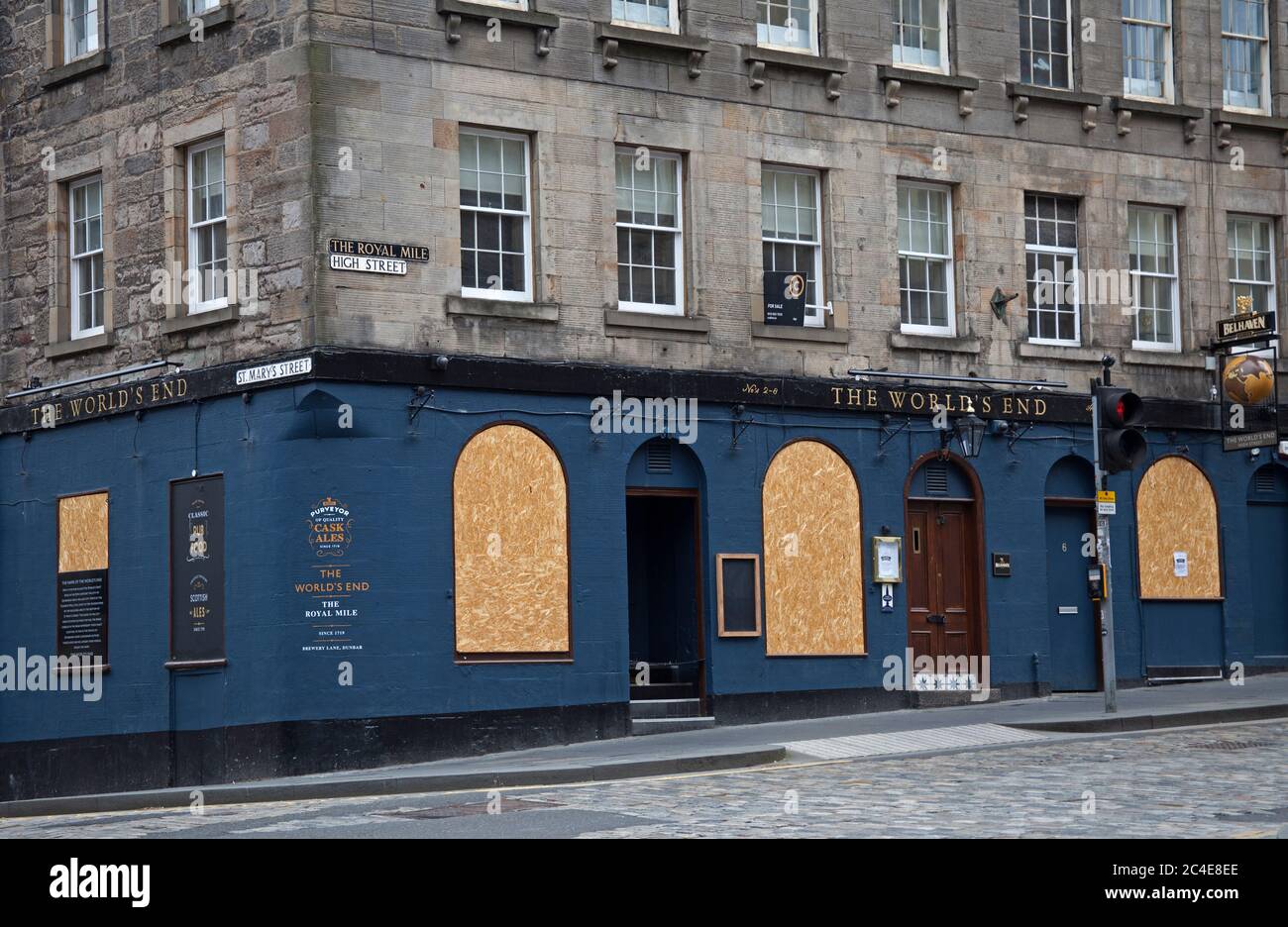Edimbourg, Ecosse, Royaume-Uni. 26 juin 2020. Certains pubs et restaurants du centre-ville sont encore boarisés comme ils l'étaient au début de la crise pandémique en Écosse, mais d'autres montrent certains signes de vie tels que la peinture et la décoration et peut-être des modifications pour répondre aux nouvelles exigences de la distanciation sociale. Photo : le bar historique du pub World's End du Royal Mile reste à bord. Banque D'Images