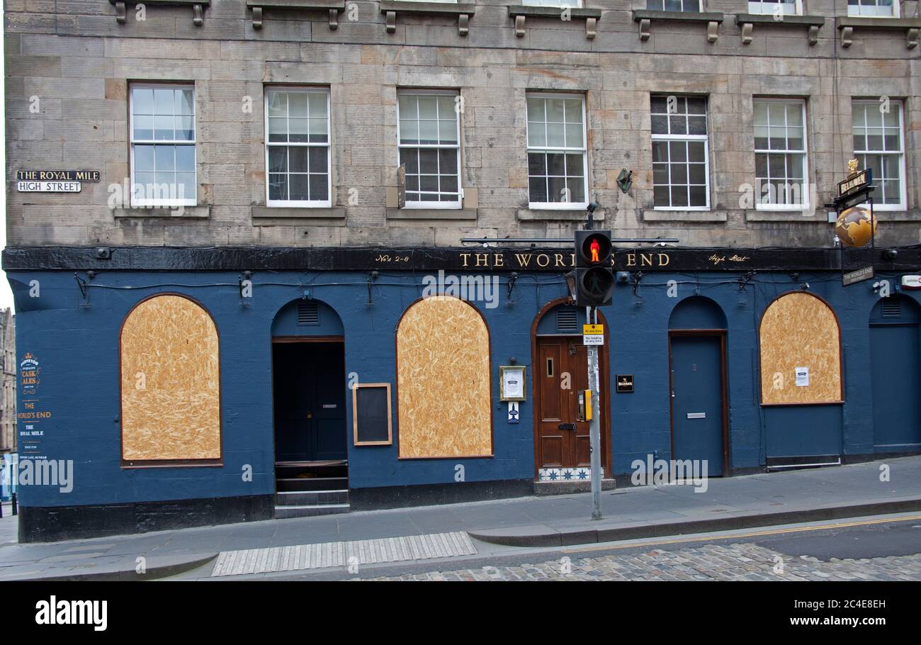 Edimbourg, Ecosse, Royaume-Uni. 26 juin 2020. Certains pubs et restaurants du centre-ville sont encore boarisés comme ils l'étaient au début de la crise pandémique en Écosse, mais d'autres montrent certains signes de vie tels que la peinture et la décoration et peut-être des modifications pour répondre aux nouvelles exigences de la distanciation sociale. Photo : le bar historique du pub World's End du Royal Mile reste à bord. Banque D'Images