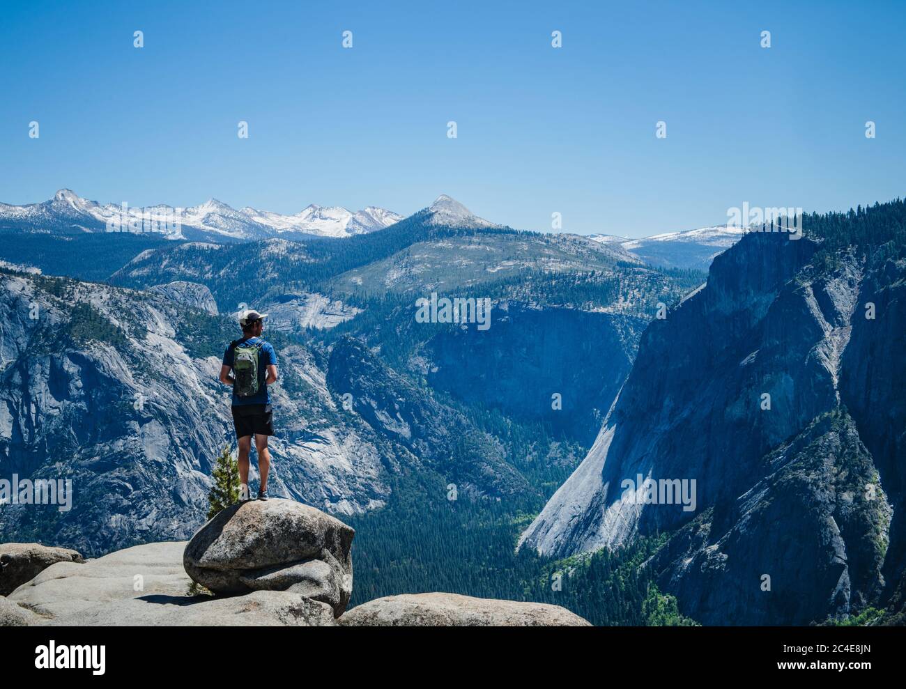 Randonneur surplombant la vallée dans le parc national de Yosemite, comté de Mariposa, Californie, États-Unis Banque D'Images