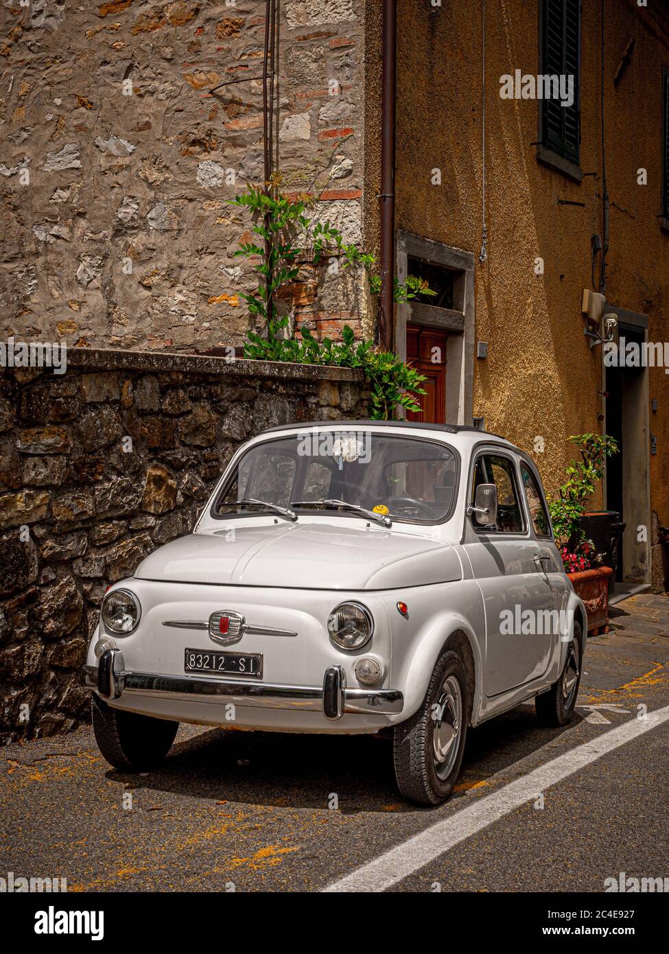 Voiture Fiat 500 d'époque blanche garée à Castellina dans le Chianti. Toscane, Italie. Banque D'Images