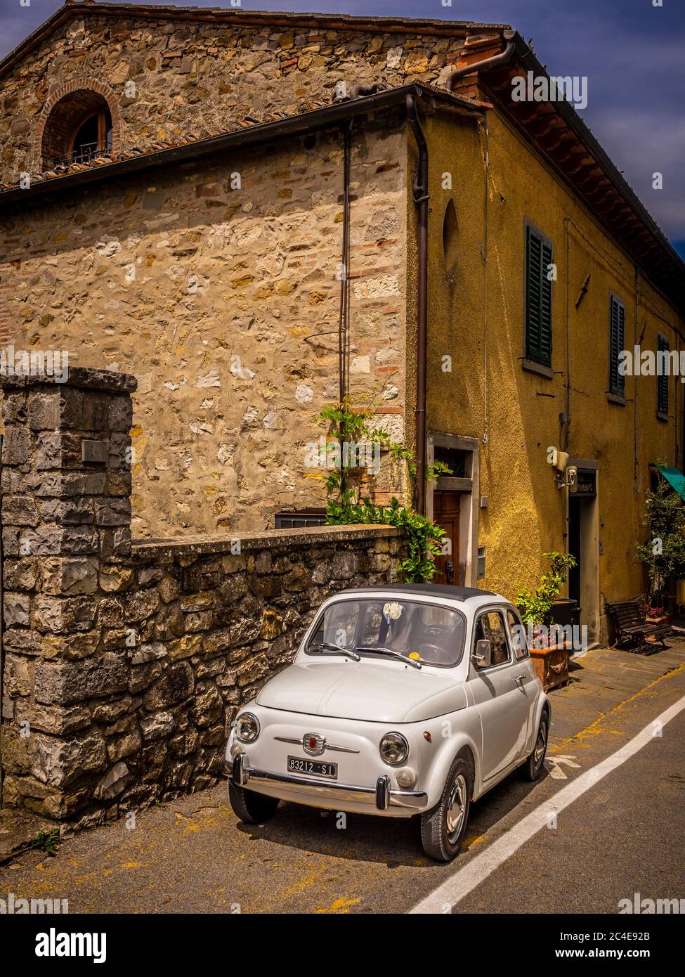 Voiture Fiat 500 d'époque blanche garée à Castellina dans le Chianti. Toscane, Italie. Banque D'Images