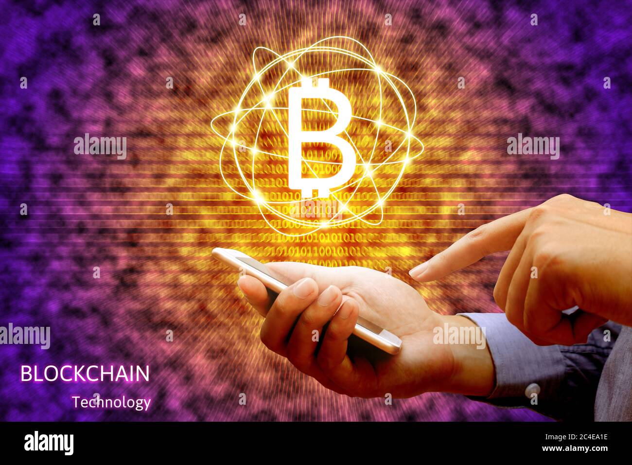 Technologie blockchain, homme d'affaires tenant smartphone et système virtuel diagramme bitcoin. Banque D'Images
