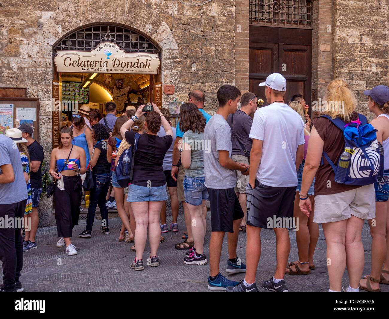 Des touristes font la queue devant une gelateria primée. San Gimignano, Italie. Banque D'Images