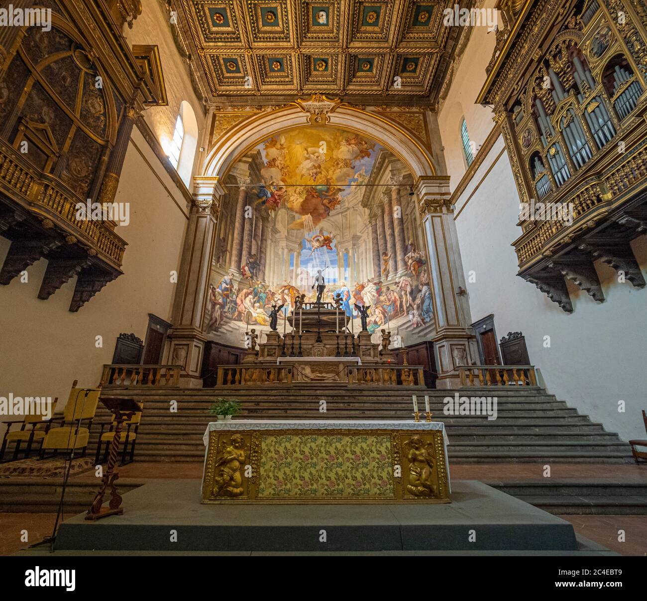 L'allée et l'autel de Chiesa della Santissima Annunziata. Santa Maria della Scala. Sienne. Banque D'Images