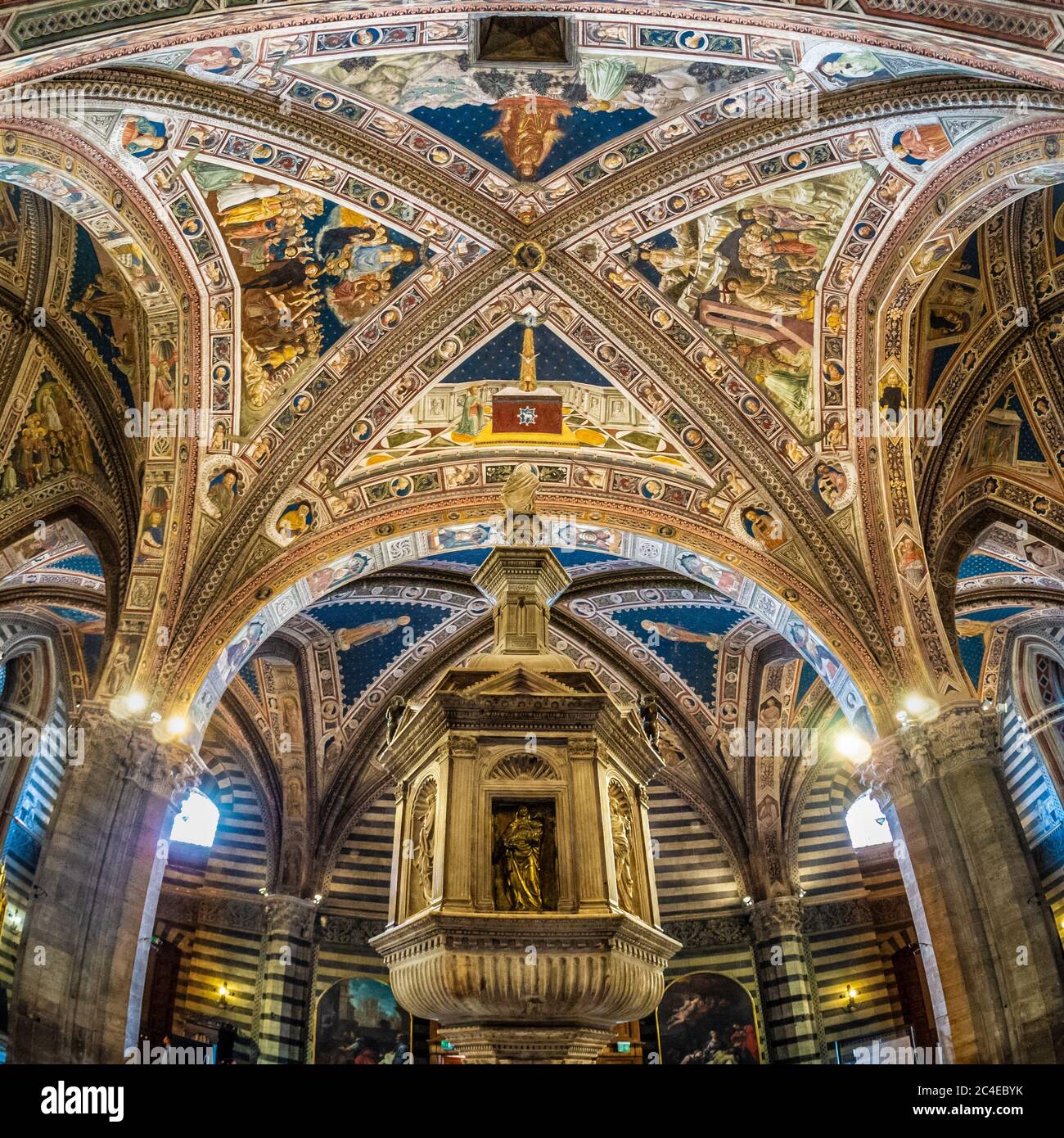 Fresques de plafond Baptistère et police baptismale. Cathédrale de Sienne. Italie. Banque D'Images
