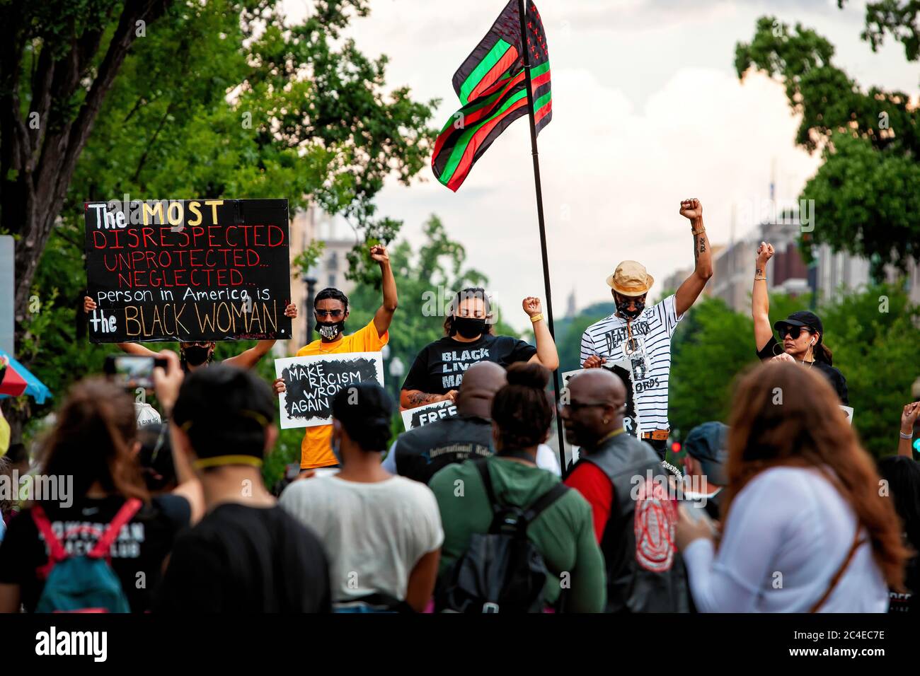 Les manifestants se tiennent sur une barricade avec des panneaux pour protester contre la brutalité de la police, Black Lives Matter Plaza / Lafayette Square, Washington, DC, États-Unis Banque D'Images