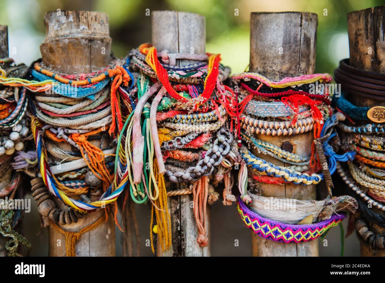 Bracelets laissés par les visiteurs à Choeung Ek Killing Fields, Cambodge Banque D'Images