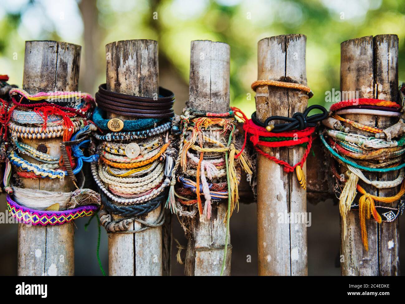 Bracelets laissés par les visiteurs à Choeung Ek Killing Fields, Cambodge Banque D'Images