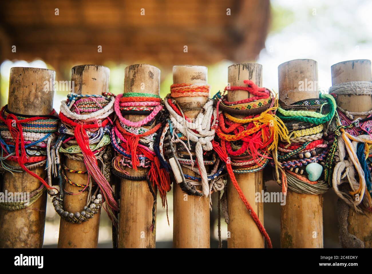 Bracelets laissés par les visiteurs à Choeung Ek Killing Fields, Cambodge Banque D'Images