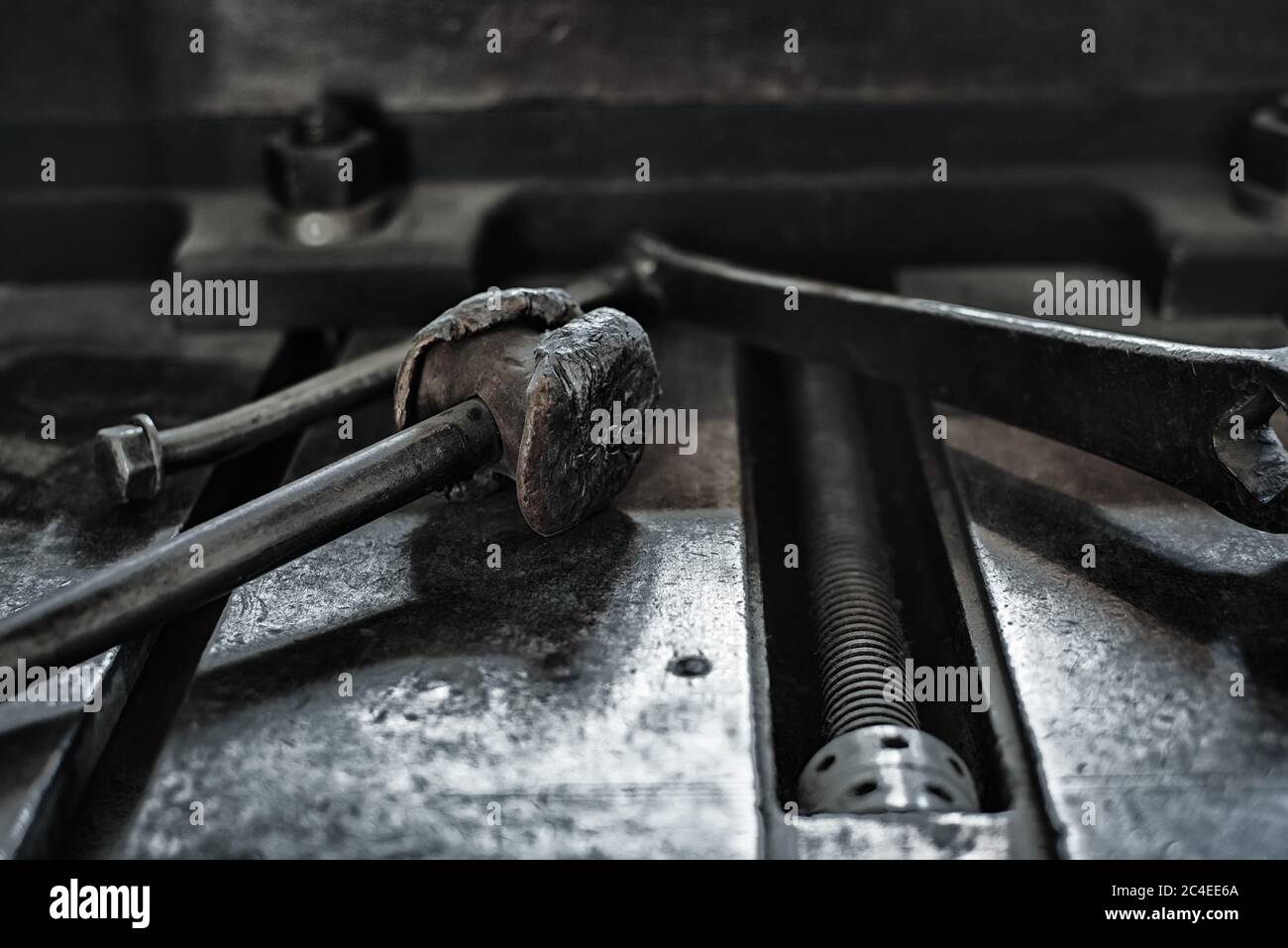 Vieux outils métalliques vintage reposant sur une surface de table en fer Banque D'Images