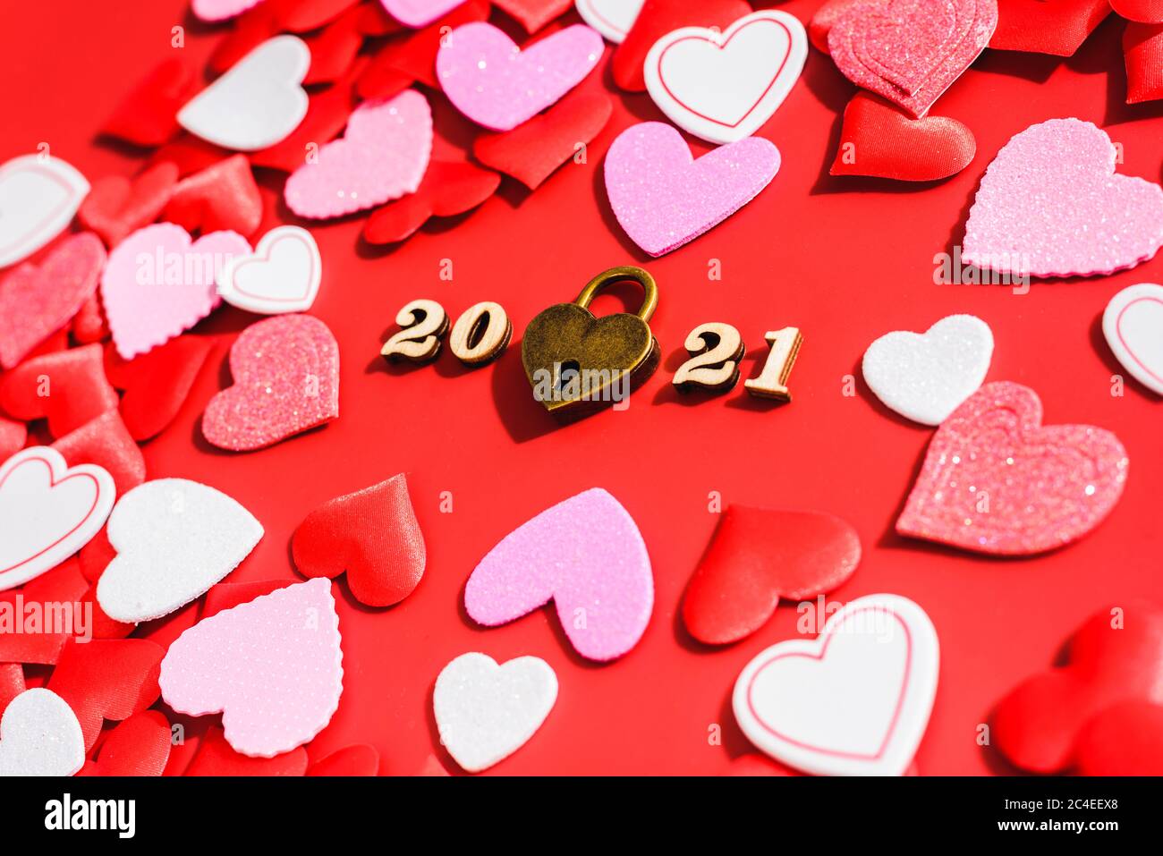 Fond romantique pour la Saint-Valentin 2021 de coeur rouge pour les amoureux. Banque D'Images
