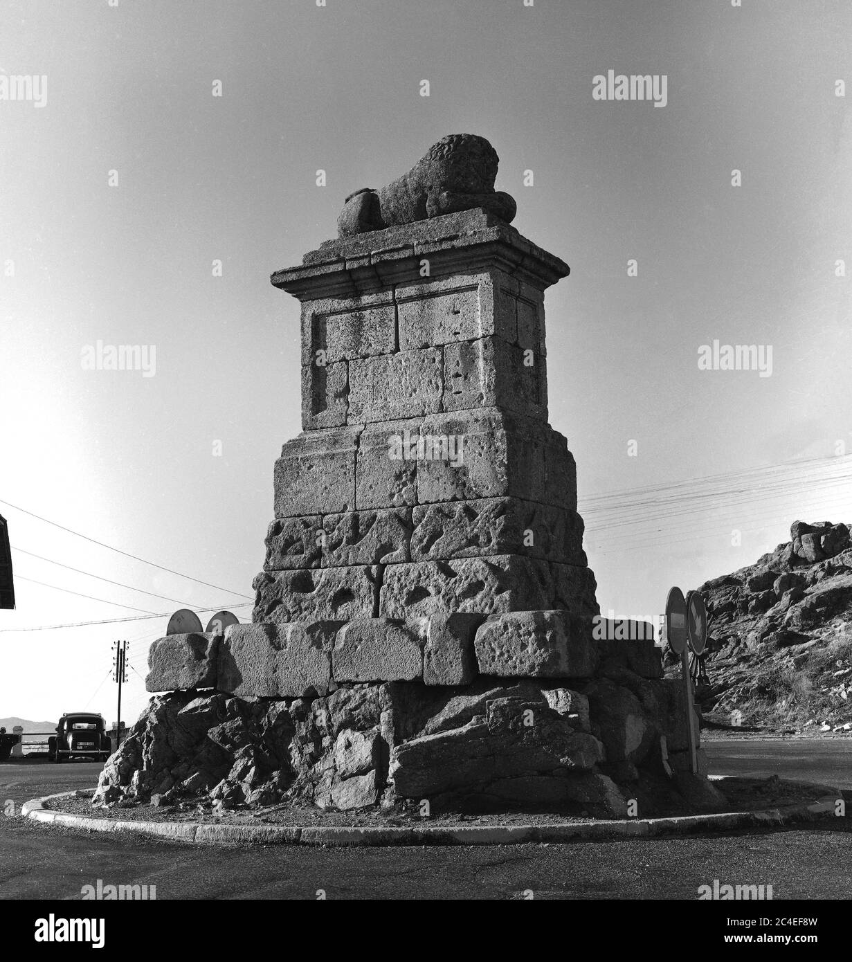ESTATUA DE UN LEON DE PIEDRA EN EL ALTO DE LOS LEONES DE CASTILLA PUERTO DE MONTAÑA DE LA SIERRA DE GUADARRAMA - B/N - AÑOS 60. EMPLACEMENT: SIERRA DE GUADARRAMA. PROVINCIA. MADRID. ESPAGNE. Banque D'Images