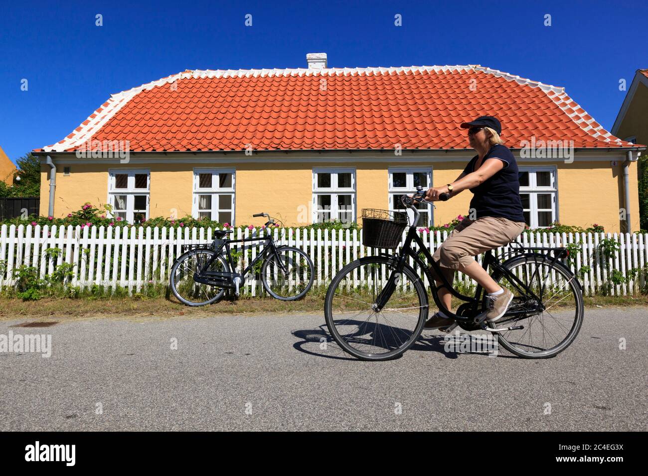 Maisons jaunes traditionnelles avec toits de tuiles rouges et clôtures de piquets blancs, Skagen, Jutland, Danemark, Europe Banque D'Images