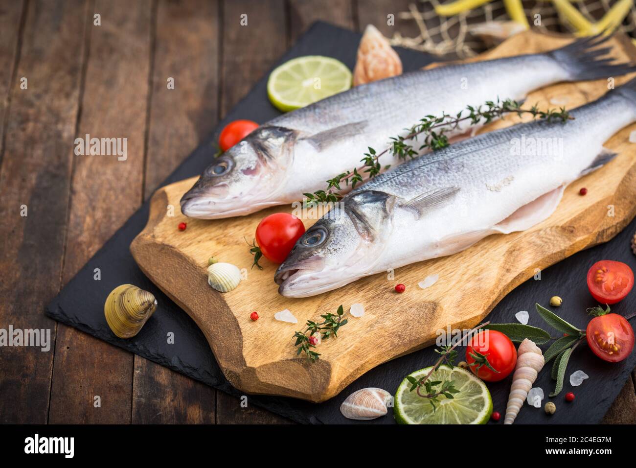 Poisson frais de mer cru sur la table en bois Banque D'Images