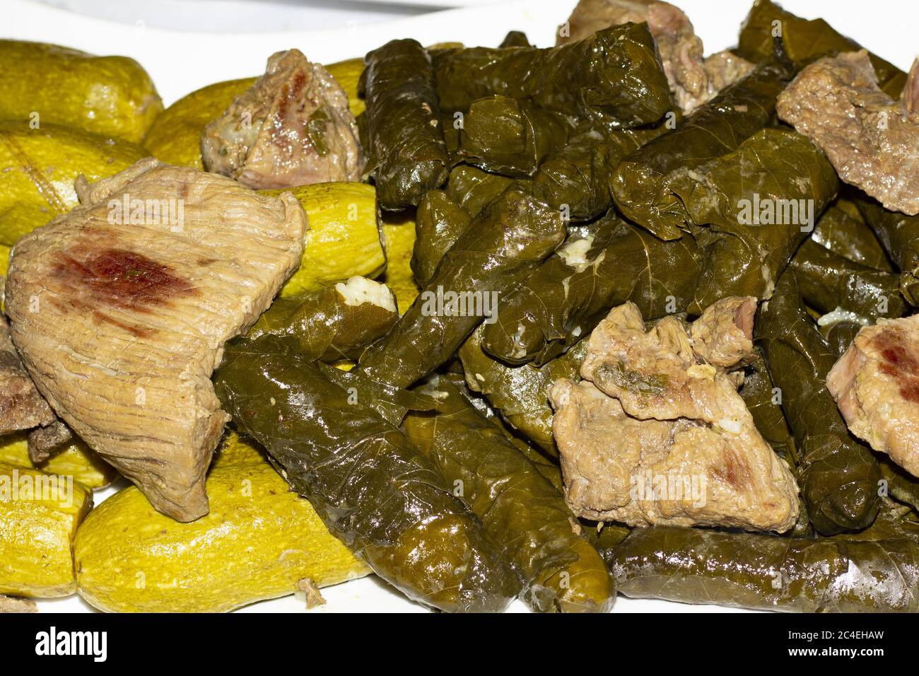 feuilles de raisin farcies et courgettes. Banque D'Images