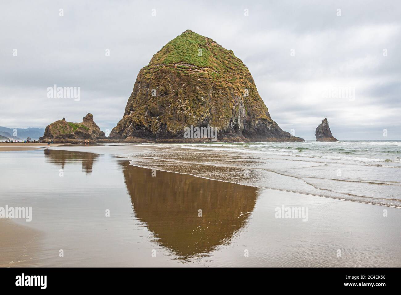 Haystack Rock avec réflexion, à Cannon Beach sur la côte de l'Oregon Banque D'Images