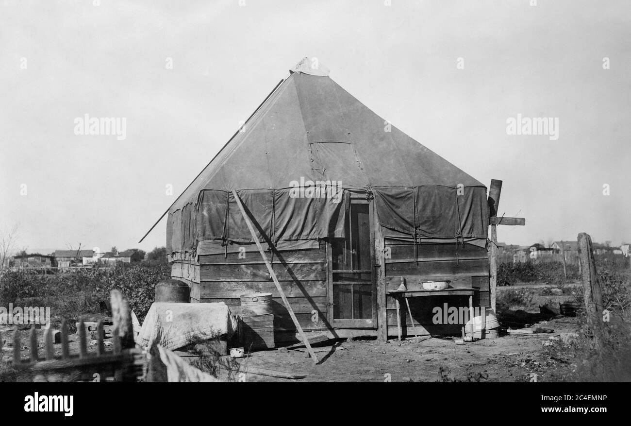 Tentes de la Croix-Rouge, période de reconstruction après les émeutes de la race, Tulsa, Oklahoma, États-Unis, American National Red Cross Photograph Collection, novembre 1921 Banque D'Images