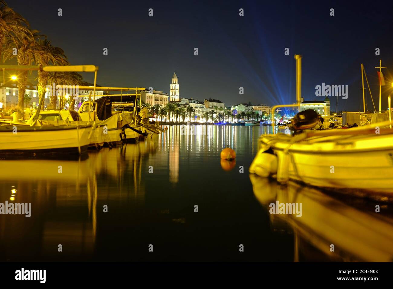 Vie nocturne avec des bateaux dans la ville de Split en Croatie. Banque D'Images