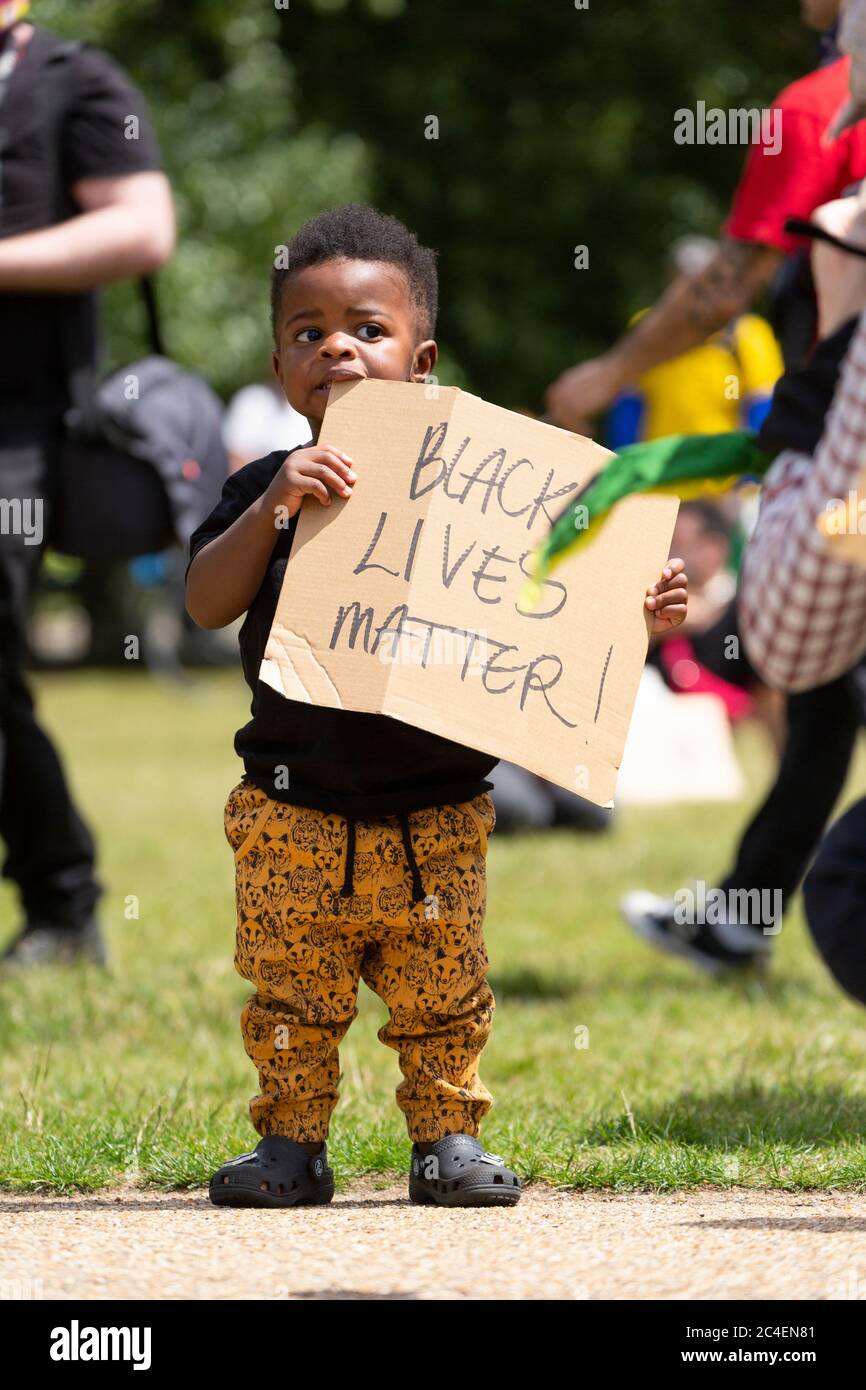 Portrait d'un enfant noir tenant un panneau de protestation lors d'une manifestation Black Lives Matter, Hyde Park, Londres, 20 juin 2020 Banque D'Images