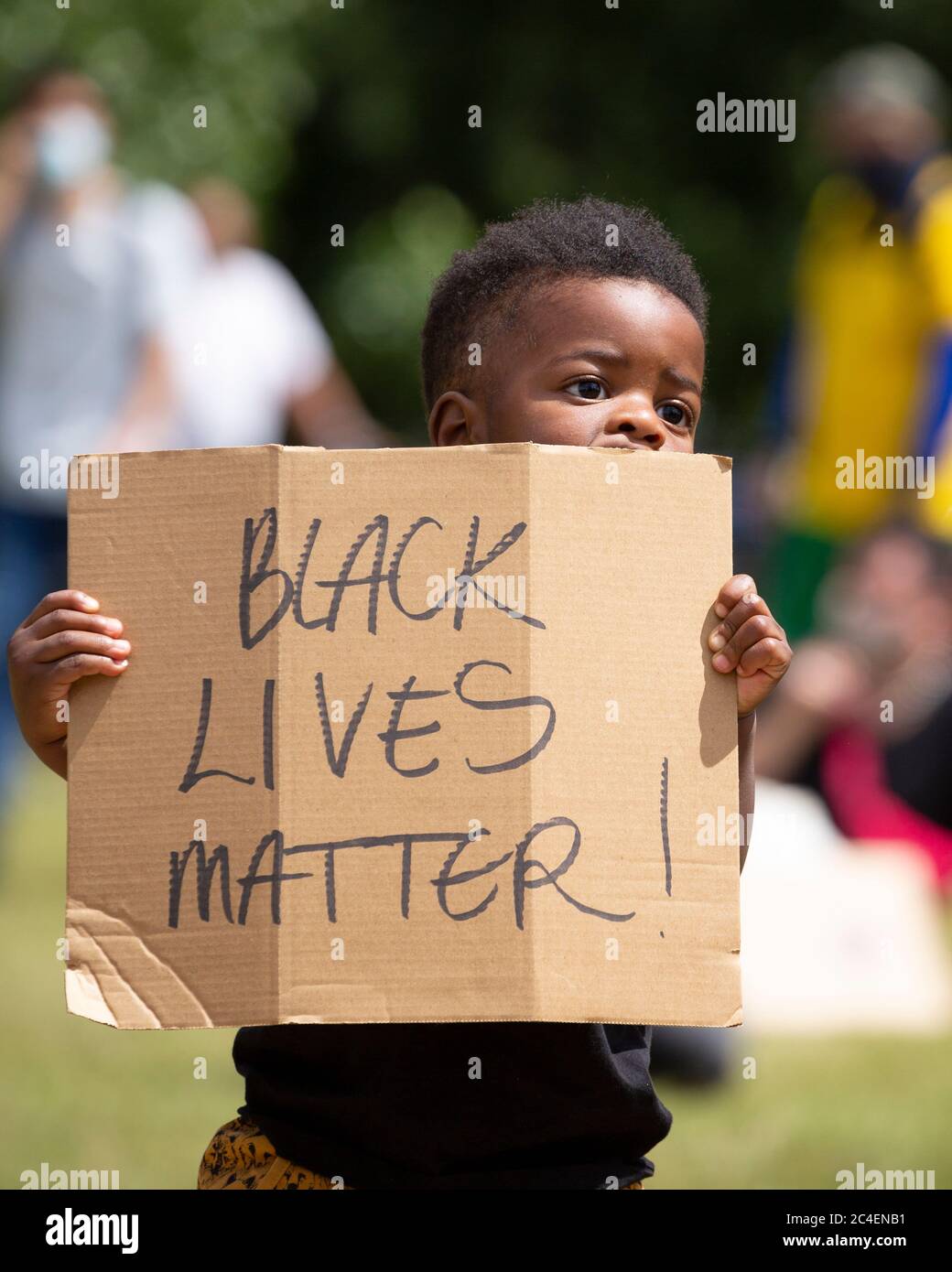 Portrait d'un enfant noir tenant un panneau de protestation lors d'une manifestation Black Lives Matter, Hyde Park, Londres, 20 juin 2020 Banque D'Images