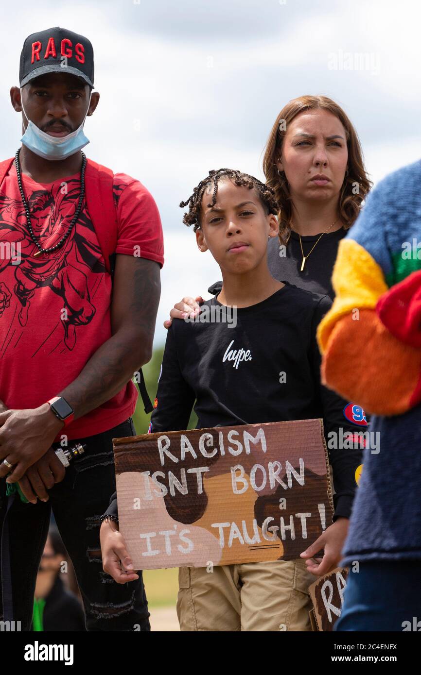 Portrait d'une famille lors d'une manifestation Black Lives Matter, Hyde Park, Londres, 20 juin 2020 Banque D'Images