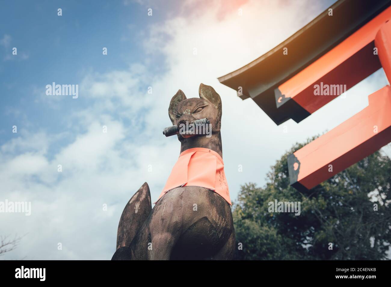 Pierre de renard gardien de Fushimi Inari Taisha à Kyoto, Japon. Banque D'Images