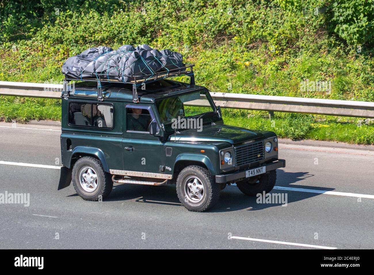 Années 1999 90 vert Land Rover Defender 90 County TD5 ; loisir d'expédition  vintage, 4x4 tout-terrain britannique, véhicule d'aventure tout-terrain  tout-terrain hors route robuste, LandRover Discovery Turbo Diesel UK Photo  Stock -