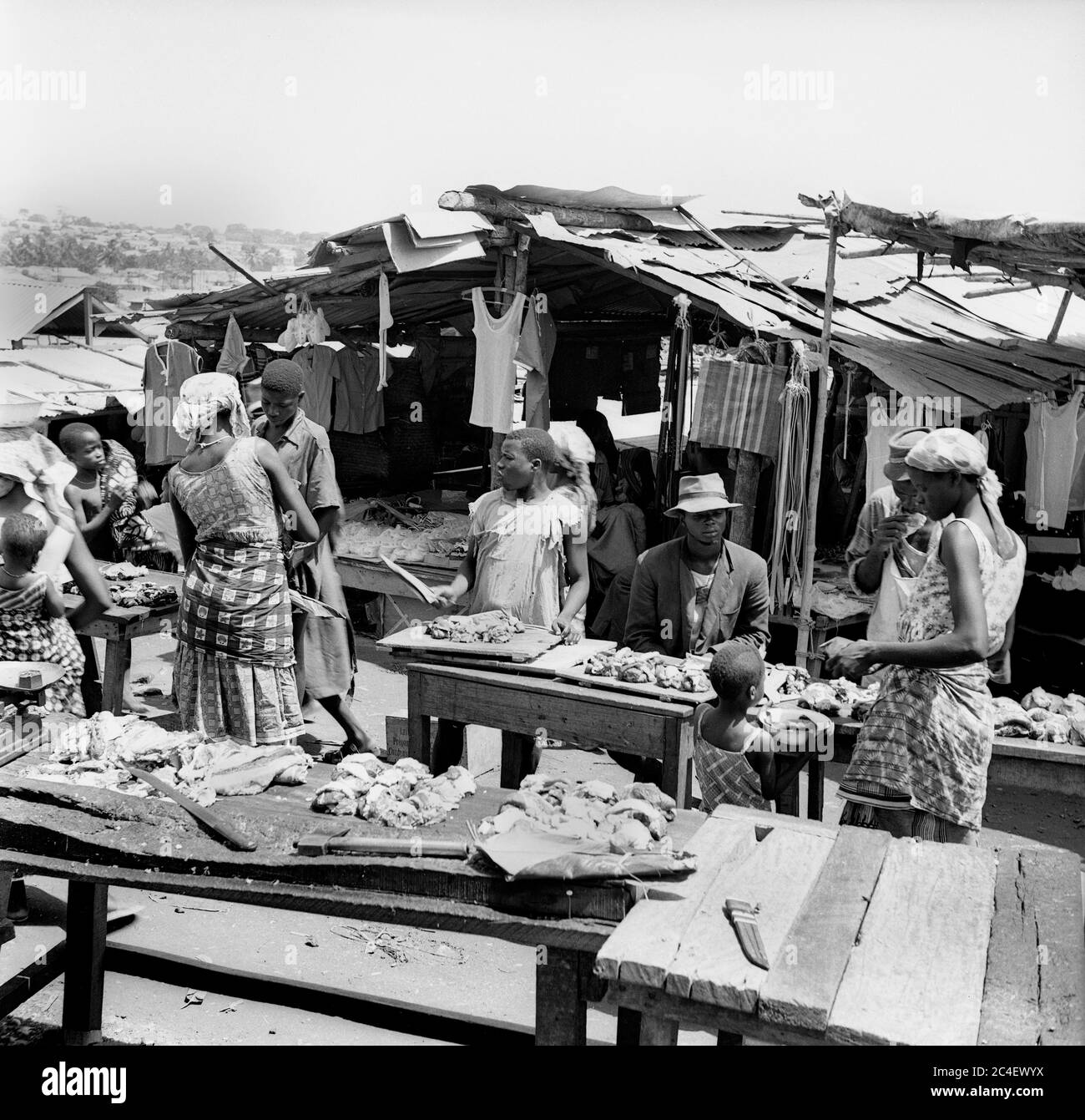 Marché de la viande et des vêtements crus en Côte d'Ivoire 1963 Côte d'Ivoire années 1960 Banque D'Images