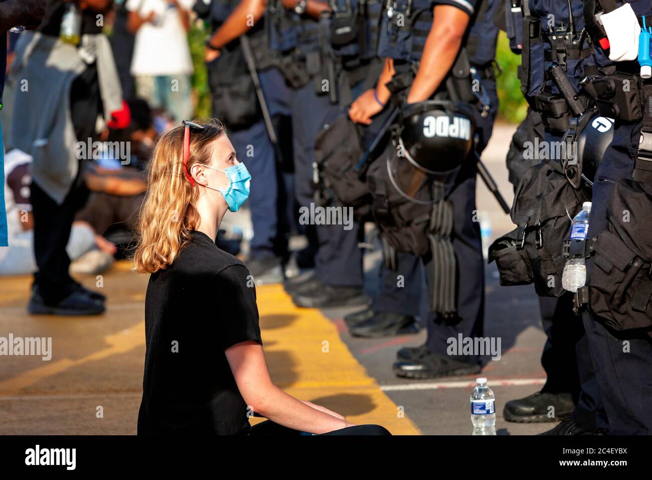 Le manifestant est assis devant la ligne de police de DC bloquant l'accès au parc Lafayette / Maison Blanche et à la statue d'Andrew Jackson Washington, DC, États-Unis Banque D'Images