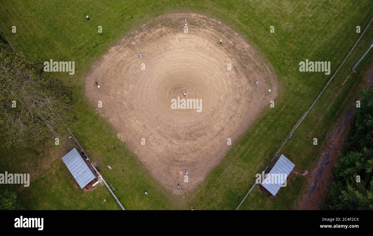 Un diamant de base-ball de drone aréal avec des garçons smal qui s'y plasent Banque D'Images