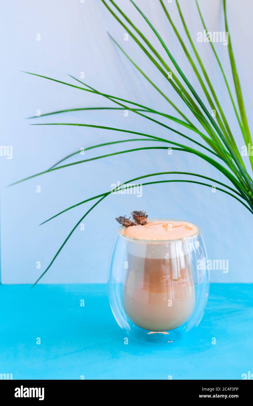 Café noir avec lait en verre transparent avec mousse de lait, latte ou cappuccino Banque D'Images