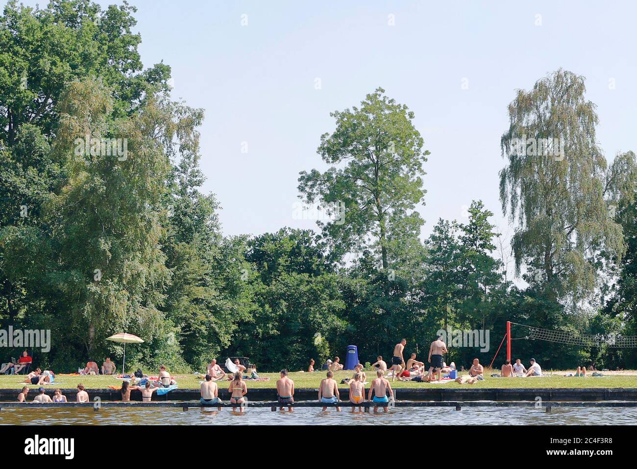 Loosdrecht, pays-Bas. 26 juin 2020. LOOSDRECHT, 26-06-2020, Summertime sur les lacs de Hollande où les températures ont atteint 30 degrés Celsius. Beaucoup de gens apprécient leur liberté après une longue période de verrouillage dû au coronacrisis. De Loosdrechtse plassen tijdens een warme zomerdag. Crédit : Pro Shots/Alamy Live News Banque D'Images