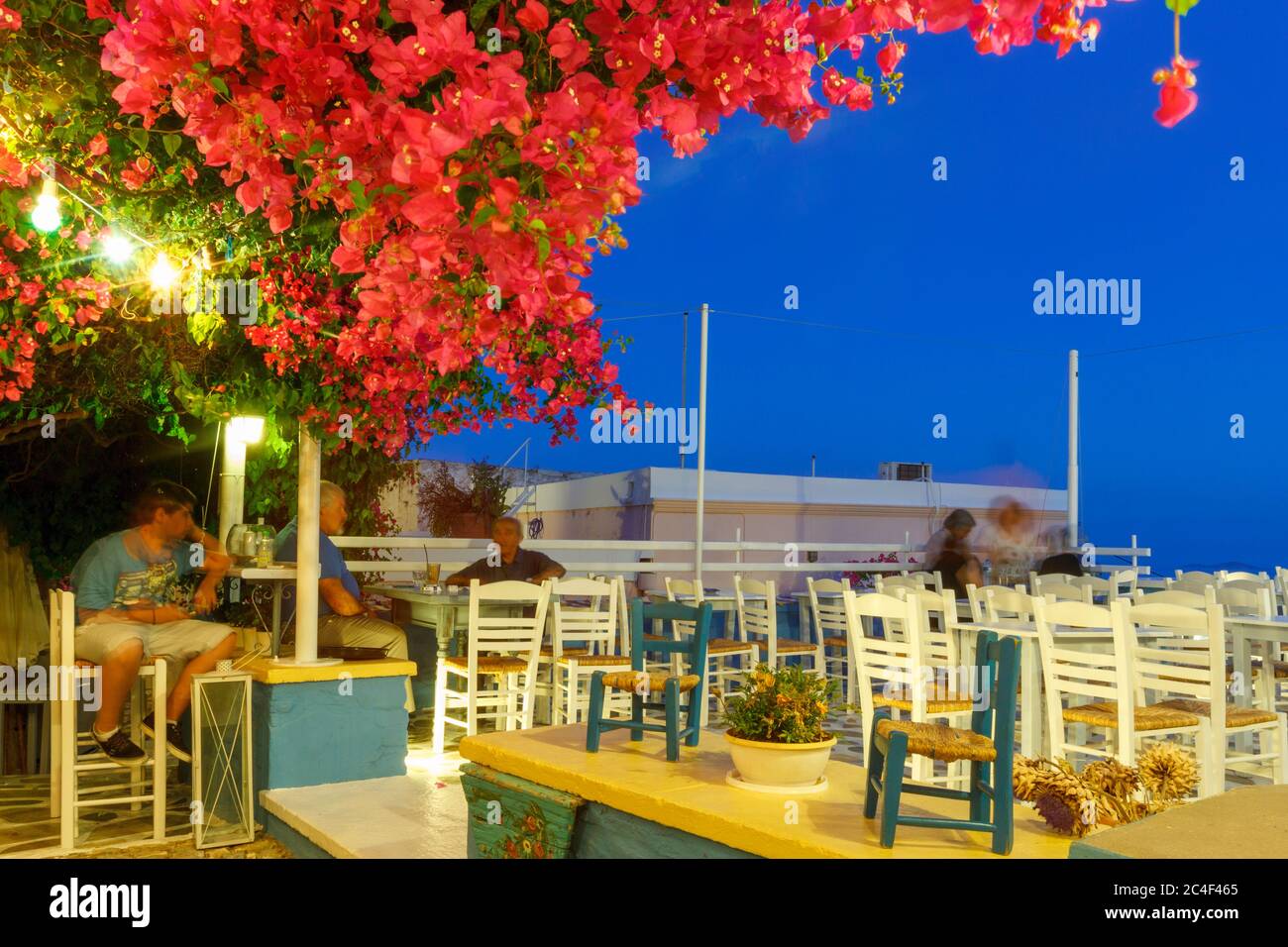 Heure bleue à la place Markos Vamvakaris dans l'île de Syros, Cyclades, Grèce, Europe. Banque D'Images