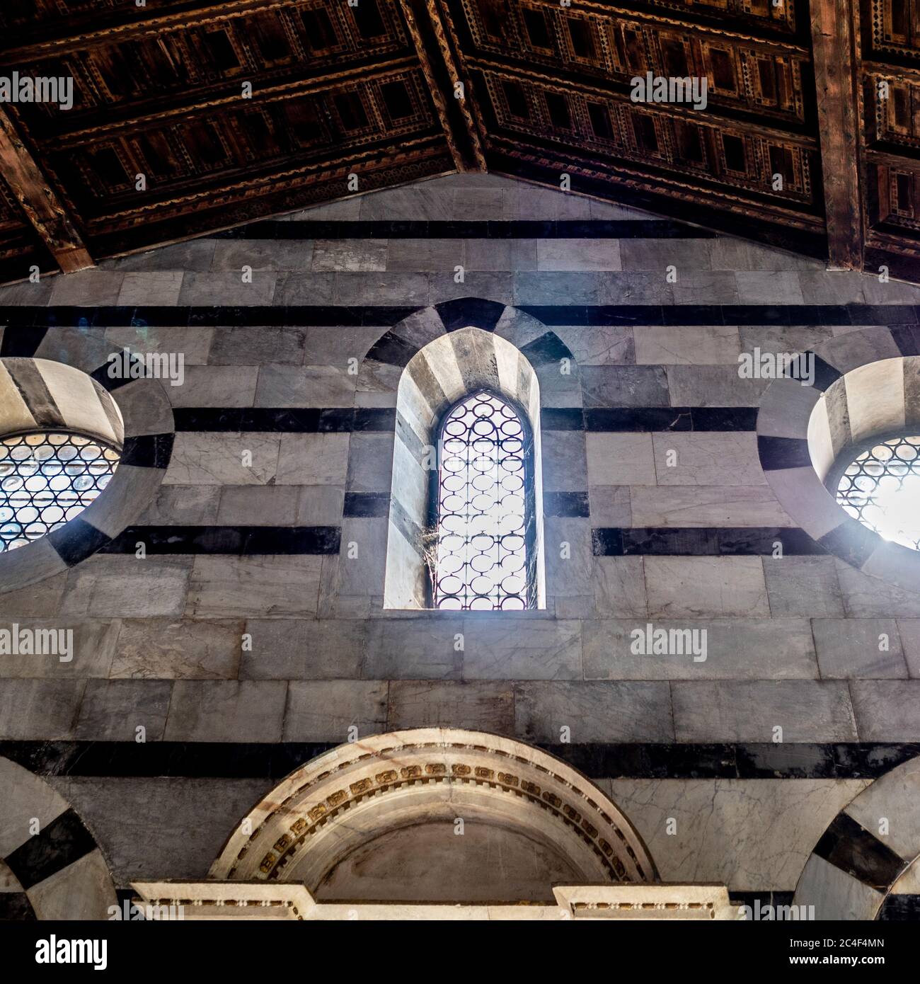 Vue rapprochée des murs intérieurs et des fenêtres au plomb de Santa Maria della Spina. Pise. Italie. Banque D'Images