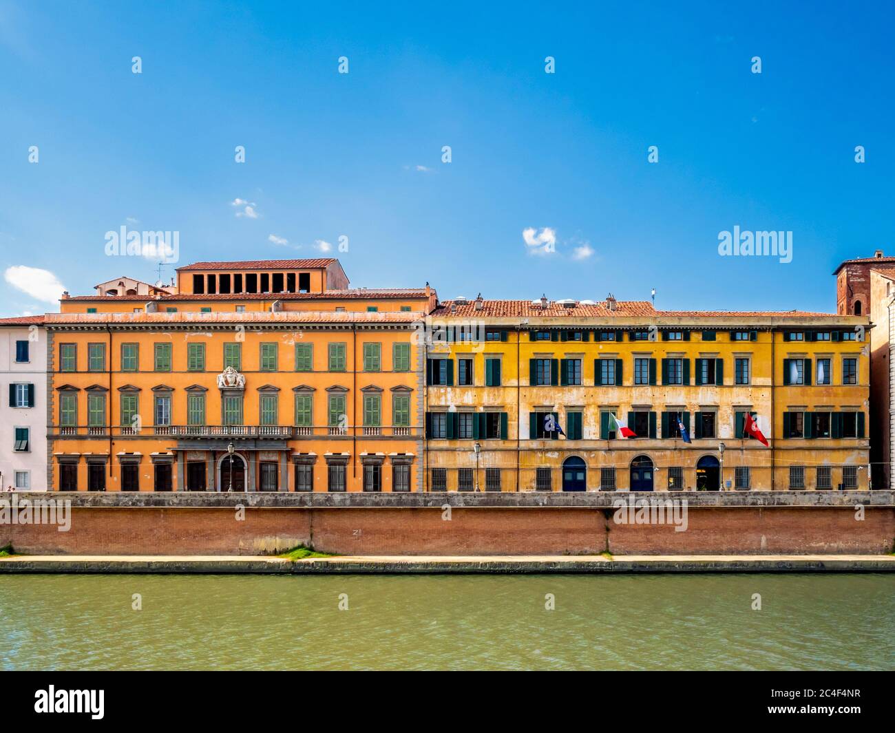 Bâtiment de l'université, Palazzo Vitelli avec la rivière Arno au premier plan. Pise. Italie. Banque D'Images