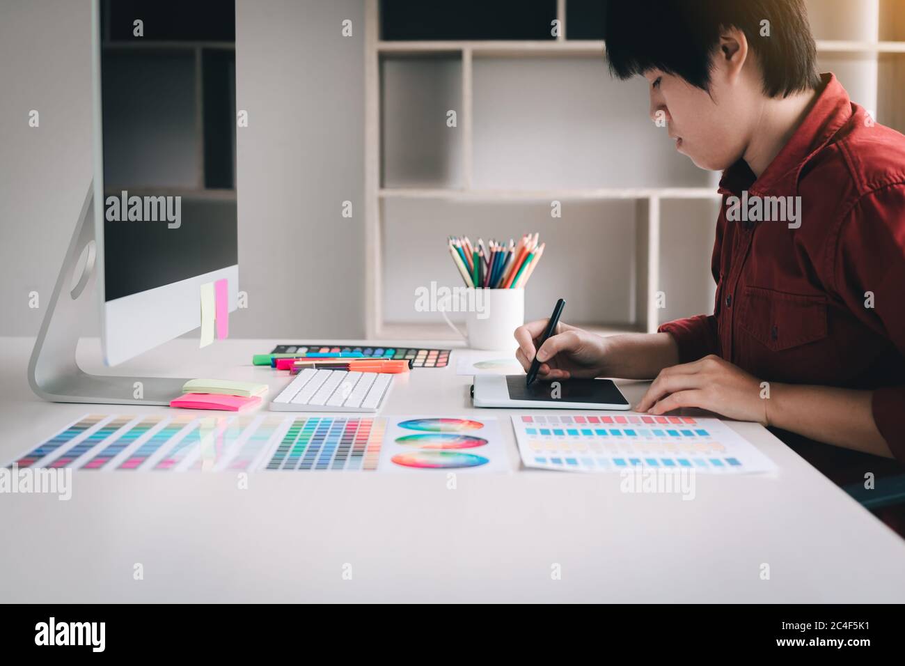 Création de croquis d'artistes numériques et utilisation d'un ordinateur avec une tablette graphique numérique. Banque D'Images
