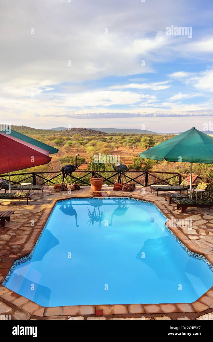 DAMARALAND, NAMIBIE - 04 FÉVRIER 2016 : piscine à Toko Lodge. Toko est la porte d'entrée de l'Ouest de l'Etosha, Damaraland et le Kaokoveld préservé Banque D'Images