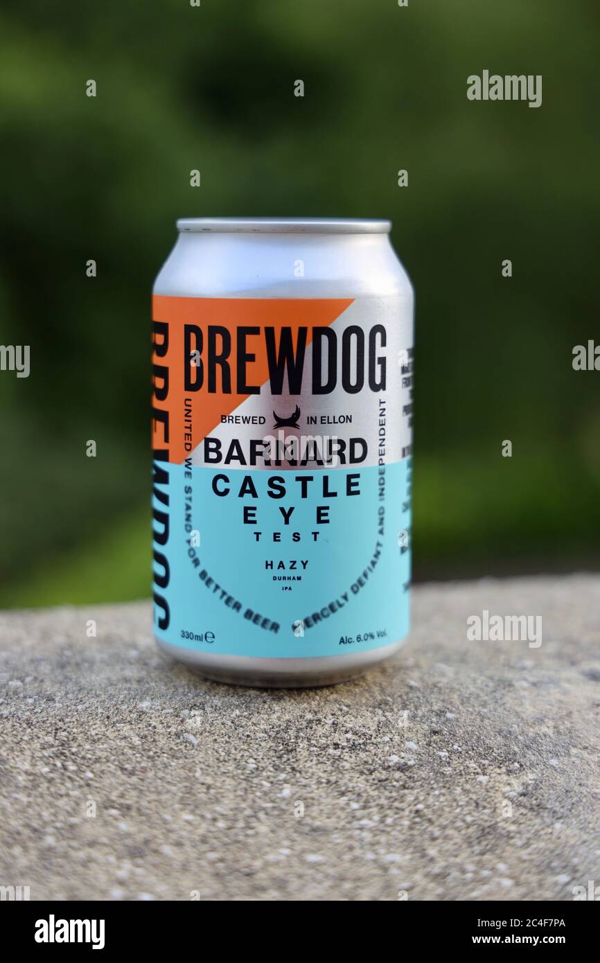 La bière BrebreobDogs Special Edition”Barnard Castle Eye Test” est livrée aux clients. Décrit comme un IPA de Hazy Durham à 6 %. Tous les bénéfices de la vente vont vers le financement de la production de désinfectant pour les mains de qualité médicale gratuite. Banque D'Images