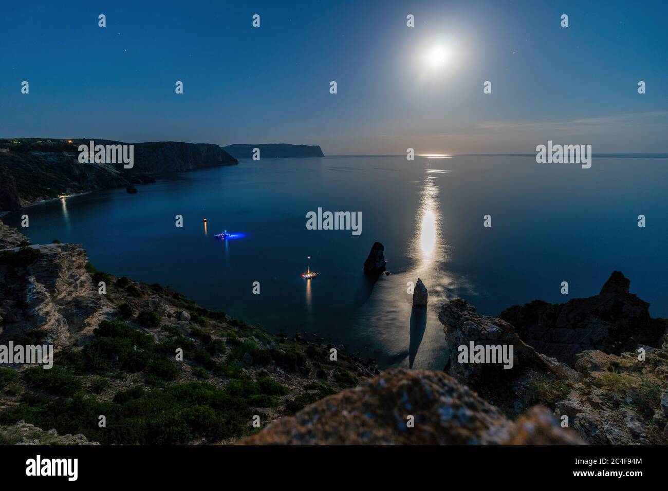 Nuit étoilée avec pleine lune sur mer, yachts et rochers en face. Le cap Fiolent, l'Orest et le Pilad se rochers sur le fond de la lune. Copier l'espace. Le Banque D'Images