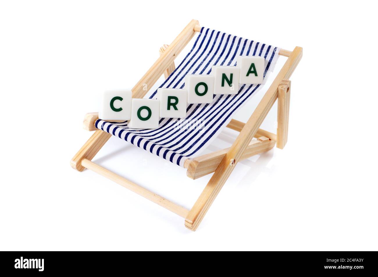 Chaise de soleil de vacances isolée sur fond blanc - Corona Banque D'Images