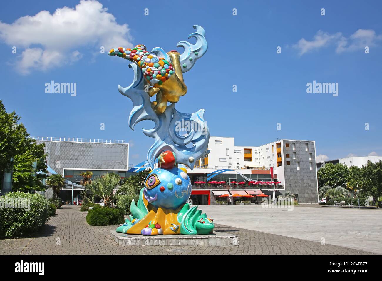 Bâtiments modernes, boutiques dans le centre-ville avec une sculpture Art moderne de la sirène en premier plan, Saint Nazaire, Loire Atlantique, France. Banque D'Images