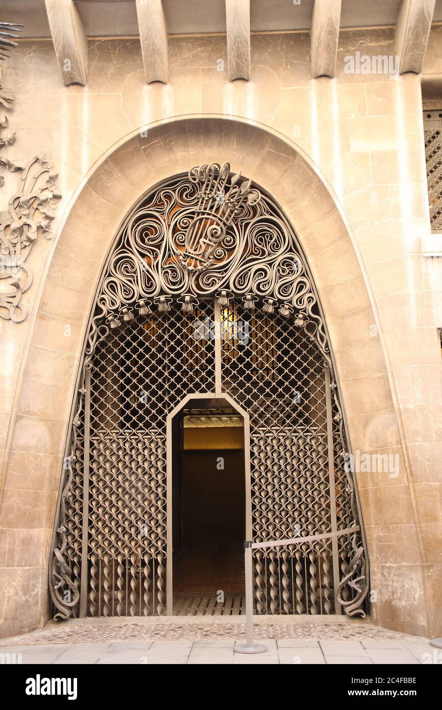 Portes d'entrée en fer du Palacio Guell, construit par Antoni Gaudi, près des Ramblas, Barcelone, Espagne. Banque D'Images