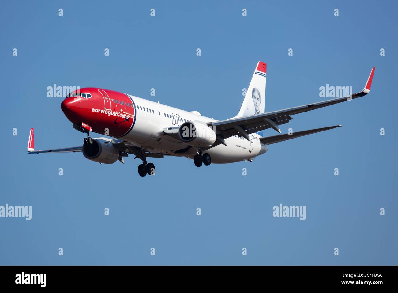 Budapest / Hongrie - 9 mars 2020 : arrivée et atterrissage à l'aéroport de Budapest de la navette aérienne norvégienne Boeing 737-800 se-RPJ Banque D'Images