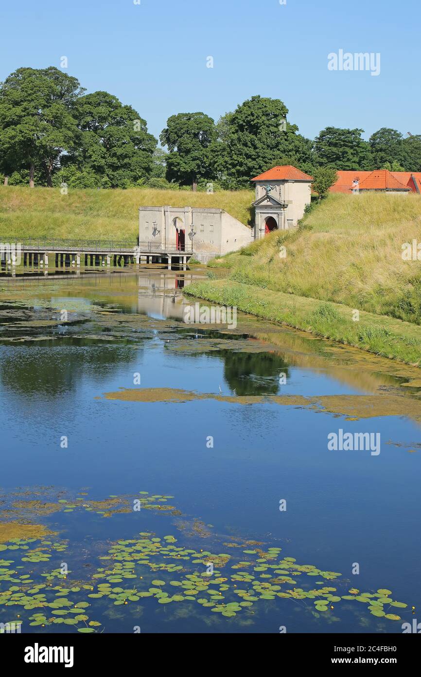 Magnifique paysage de Kastellet, ou citadelle avec des portes d'entrée de ville d'origine avec douve ou lac situé à Christianshavn, Copenhague, Danemark. Banque D'Images